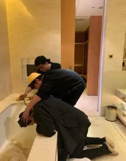 邓超一袭西装帅气现身,工作室晒跪地做造型画面,超有喜感_超哥_王嘉尔