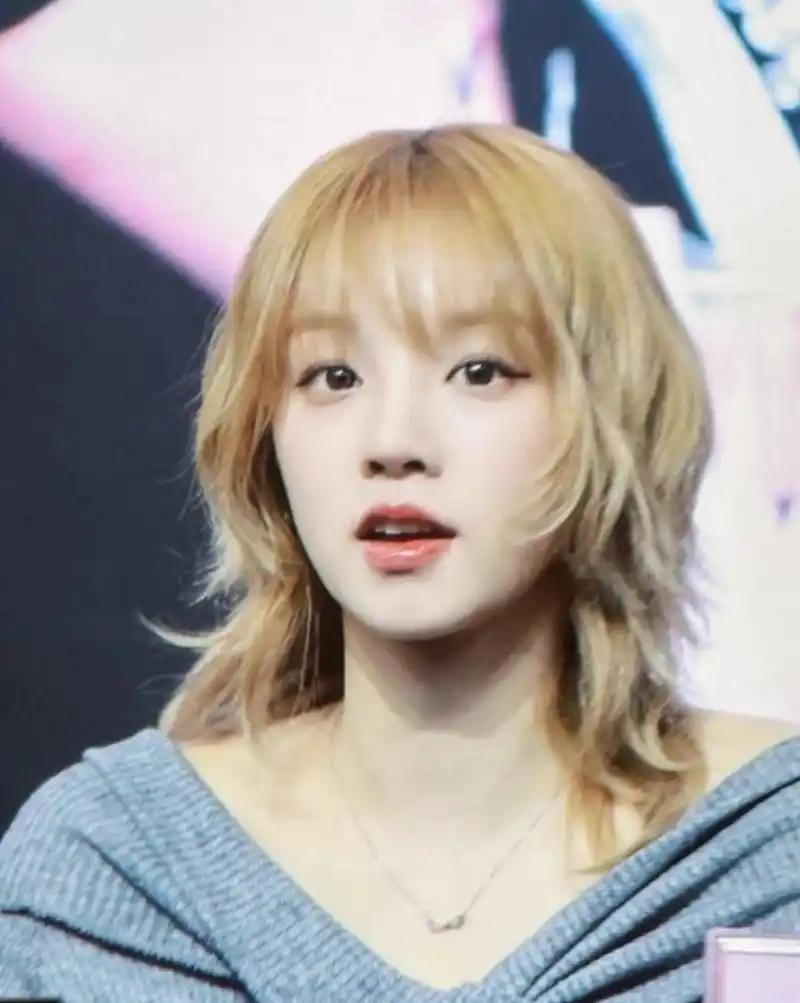 金色短卷发的宋雨琦