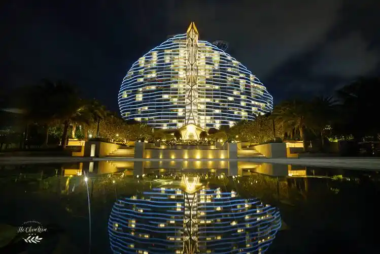 三亚七星级酒店,外形犹如一座帆船,躺在房间像在坐邮轮_海棠湾
