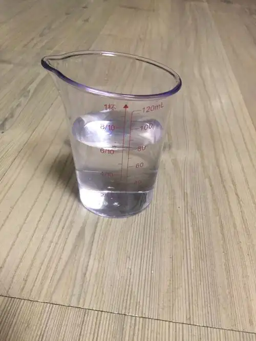 分别往纸杯加入80毫升水