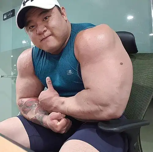 小伙练出壮实的腿部肌肉,受网友喜爱