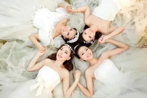 4个闺蜜一起拍的婚纱照写真