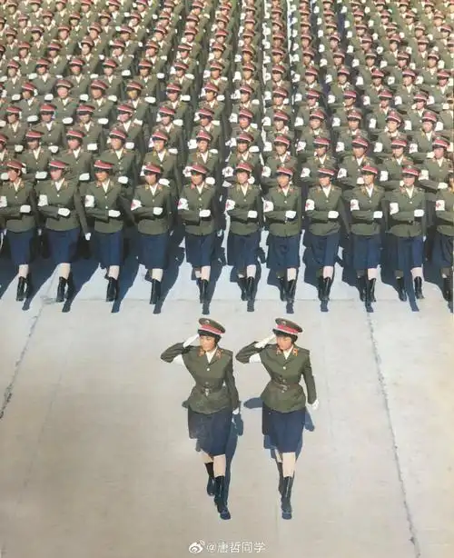 1984年10月1日,北京."国庆大阅兵"中首次出现女卫生兵方队.
