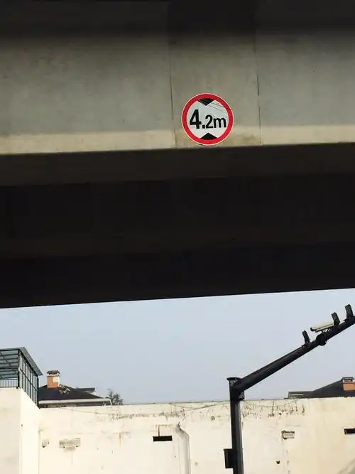 立交桥下学习了限高图标,告诉宝贝限高是什么意思,同时拓展了限宽的