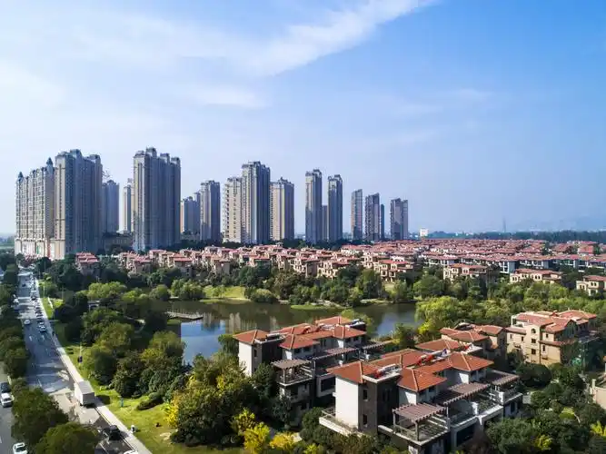 来看房子时被这里的环境所吸引,退休后最终选择定居在碧桂园凤凰城,"