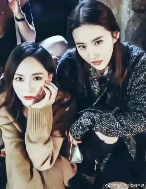 刘亦菲唐嫣合照