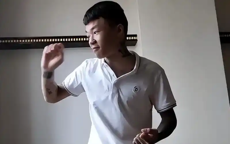 4年前火遍全网的14岁纹面男孩,找工作没人敢要!现在过