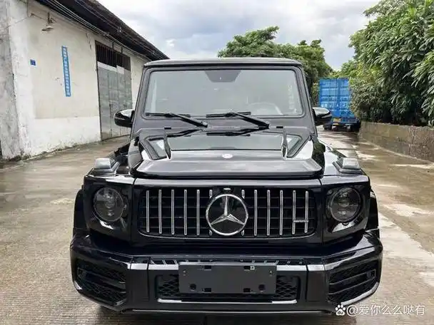 2020款奔驰g63全款45万这款车的外观设计充满了力量感与动感