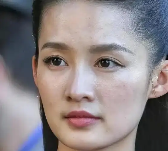 也有痘坑,黑眼圈,斑点,今天小瓜就带大家扒一扒娱乐圈里那些明星的生