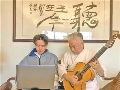 方锦龙父子合创抗疫作品《照亮》