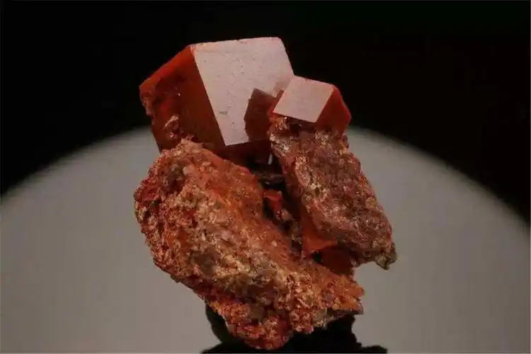 月球上出现大量赤铁矿,科学家:地球的氧气正在慢慢的飘向月球!