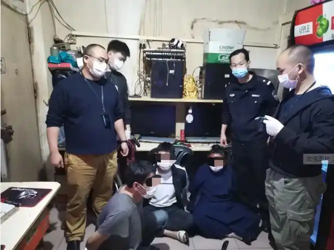 抓贼也能抓一送二深圳警方在同一现场抓获3名不同案件嫌疑人