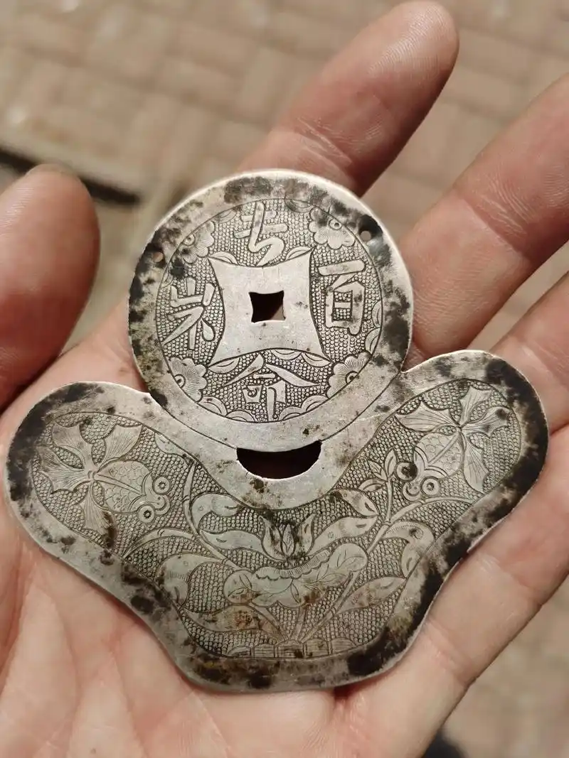 聚宝盆长命百岁鱼戏莲花大银锁片,纯手工錾刻工艺,细