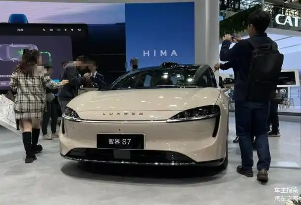 华为系首款轿车智界s7亮相广州车展新车预售价258万起