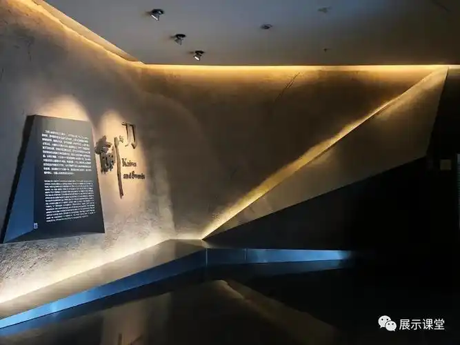 收藏 序厅立面展墙是呈现几何造型走向的展示面,顶面与立面做了留缝