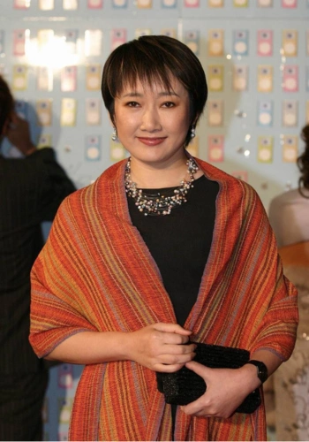 王刚前妻气质文艺高级,脖子上围小丝巾,一把年纪也有知性魅力