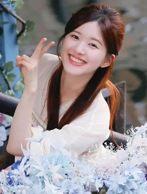 赵露思唱歌好听,待人彬彬有礼,体态也非常好,鼻子可爱又挺拔