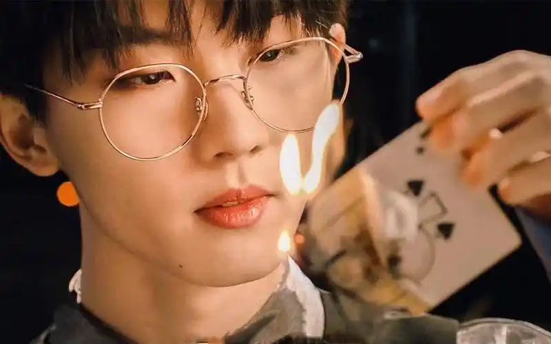 马嘉祺戴眼镜玩扑克的镜头绝了