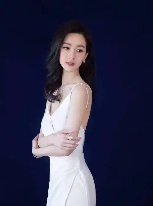 28岁章泽天风格大变,穿时尚吊带秀白美皮肤,钻石项链太抢镜_照片_社交