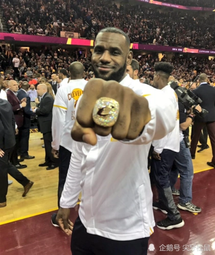 美国媒体晒勒布朗四次领取冠军戒指照片|勒布朗-詹姆斯|冠军戒指|湖人
