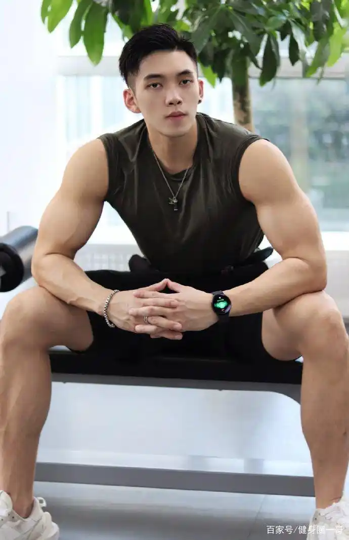 知名健身达人,高级贴身私教,颜值赛过明星,八块腹肌身材好到爆