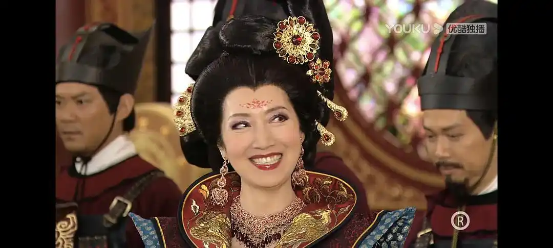 郭太后好像加了微笑特效