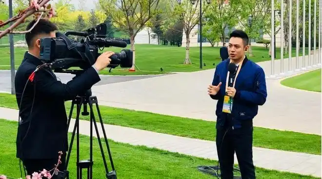 央视著名主播何岩柯含泪拯救母亲将爱扩散今40岁未婚也幸福