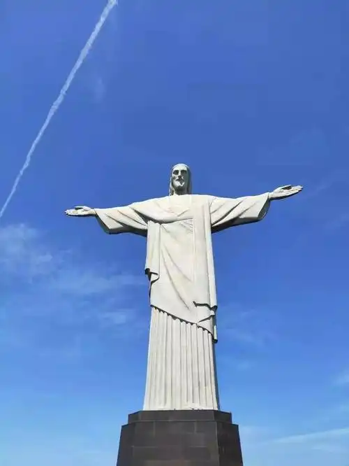 山丘上有一巨型"求抱抱"耶稣基督像,张开双臂的耶稣正是巴西人热情和