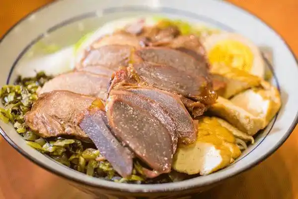 风格 但喺山寨唔到一间店嘅灵魂 出品,先至喺最核心嘅 鸭肾拼猪舌饭