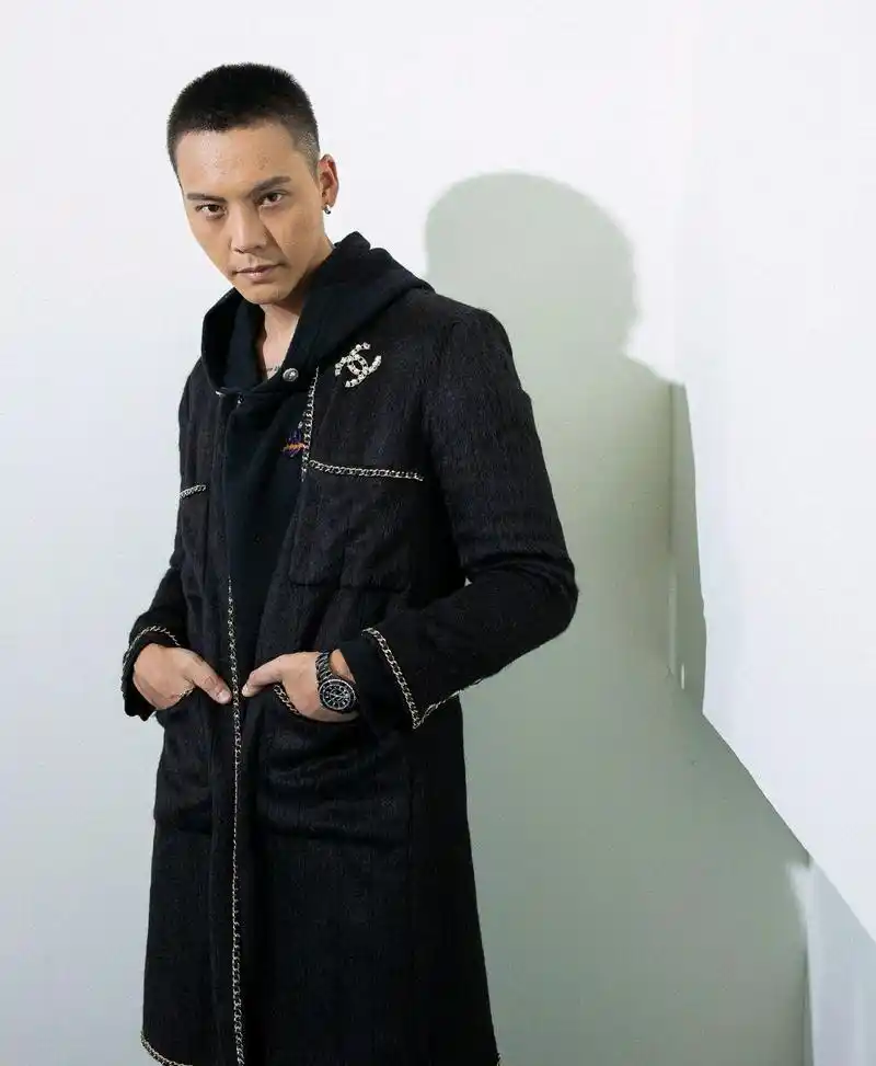 a爆了,陈伟霆寸头演绎硬汉rock风,简直太硬核了!