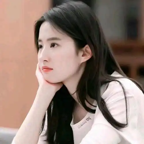 刘亦菲甜美托腮自拍让网友爱不释手