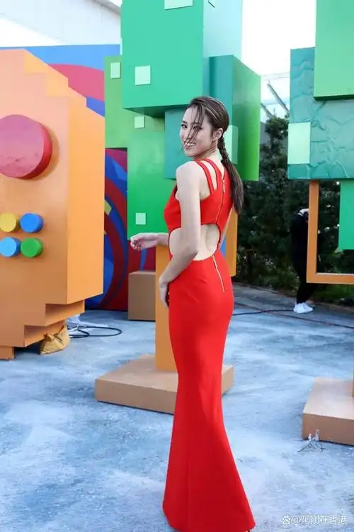 香港tvb周年庆典,明星美女朱凯婷走红毯时不慎走光