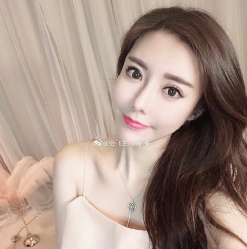 虎牙又一女主播与大哥奔现,旭旭宝宝50超火点歌冯提莫_直播