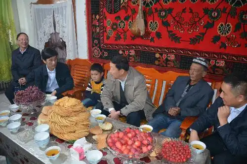 州党委书记赵青周末拜访结对亲戚