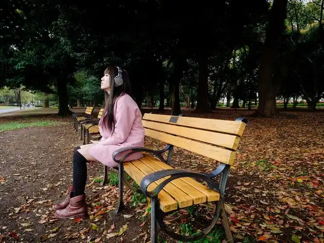 公园,长凳,亚洲女孩听音乐 壁纸 - 1600x1200