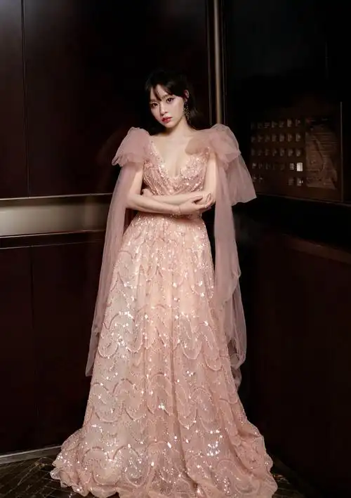 闪耀星光黄霄云粉色亮片连衣裙展现独特魅力