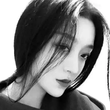 长发黑白女生头像时尚成熟女生