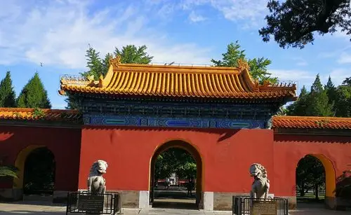 中山公园是北京的皇家园林,景色秀丽,庄严古朴.