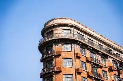 武康大楼是上海的第一座外廊式公寓大楼,又叫做诺曼底公寓.