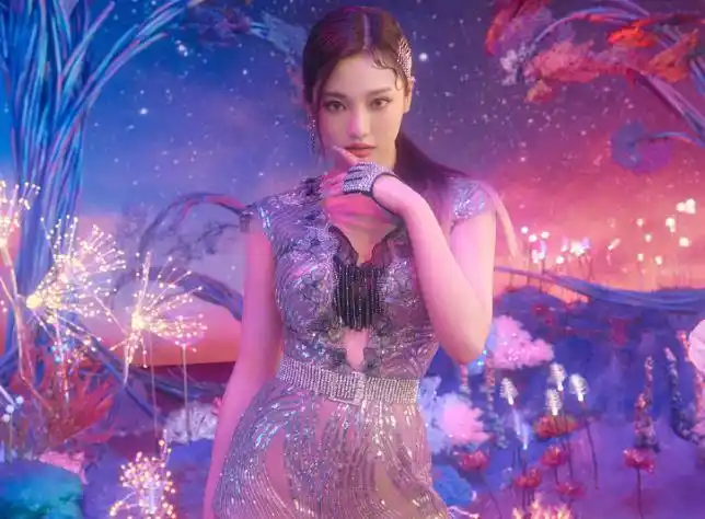 宁艺卓曾在微博追星黄仁俊而被抨击,因为她不敢承认,以微博被盗,并发