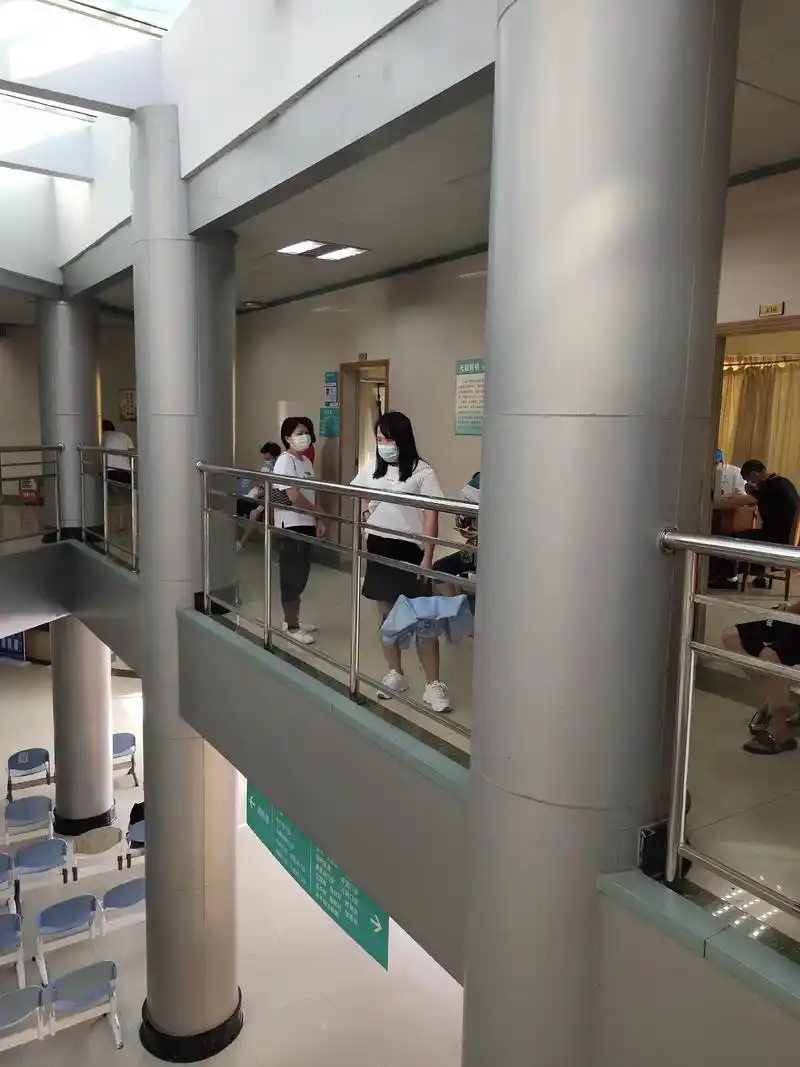 不知什么原因,茶山医院就一个医生会开药看病,这么多人生一样的 - 抖