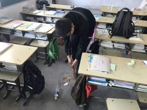 全体师生对教室内外,清洁区,卫生死角等进行彻底大清扫,大整理!