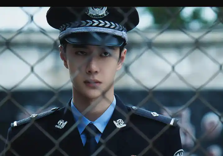 更何况,像王一博这样眉清目秀的男孩子,穿上警服后更清醒,"王一博