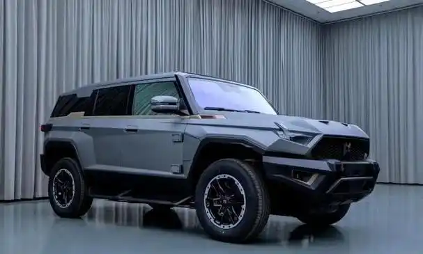 这款中大型suv采用了非常硬派的造型,外观设计充满了军用越野车的风格