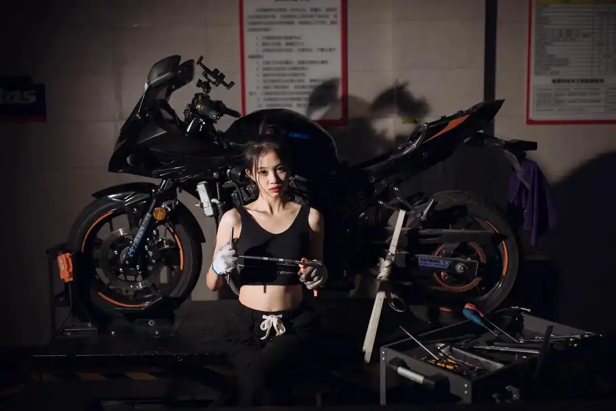 你们的机修女孩9799#抖音图文来了 #机车小姐姐 #机车女 - 抖音