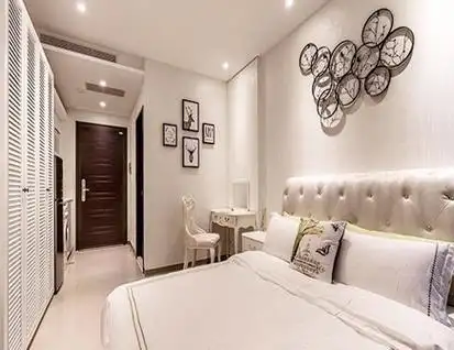 在布置床的时候,我们要注意床头的位置朝向不能正对着房门,如果对着