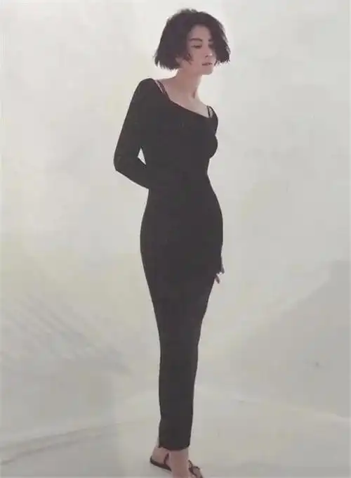 王菲代言内衣品牌全身黑色紧身长裙暴露近期身材这状态确定有51岁