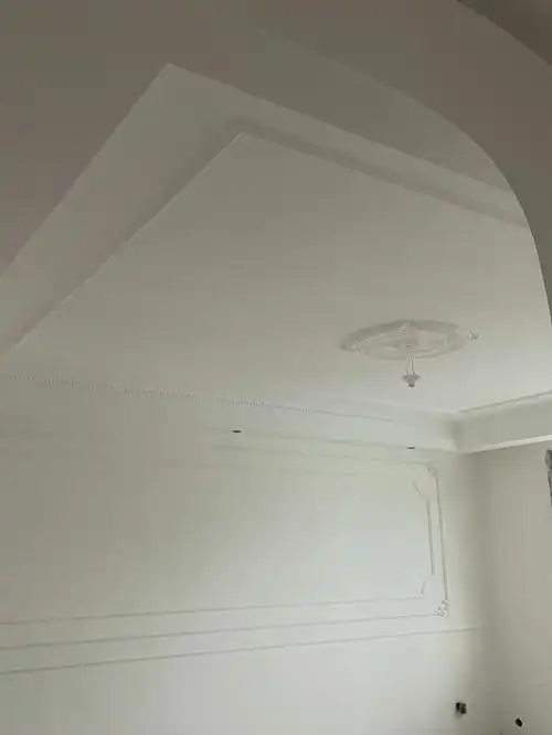 一开始木工师傅还在担心这三种石膏线的高度是不一样贴上去很奇怪.