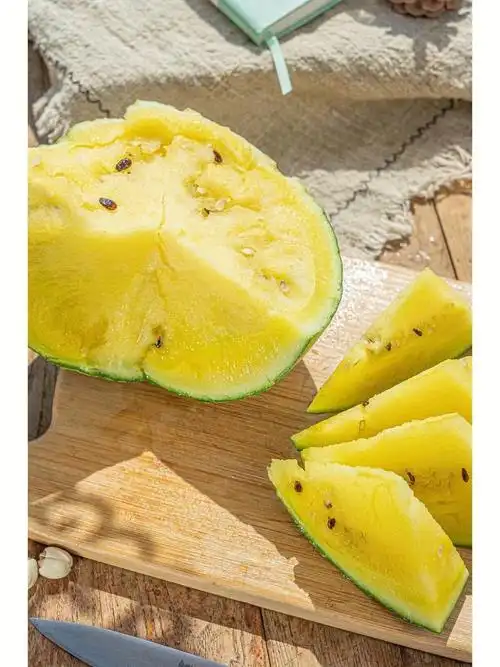 炎热的天气里怀里抱着冰冰凉凉的西瓜来个专用大勺挖着吃,追着剧#大爱