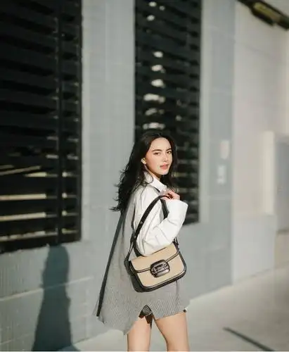 mai超接地气的曼谷街拍,针织背心 白衬衫和短裤,不费力的美